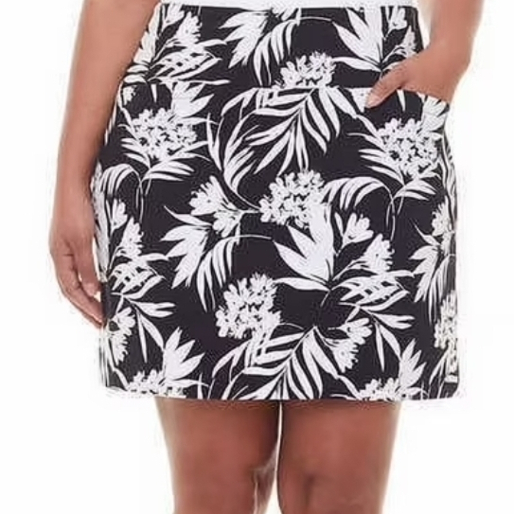 S.C. & Co Black and White Control Top Skort With Pockets
